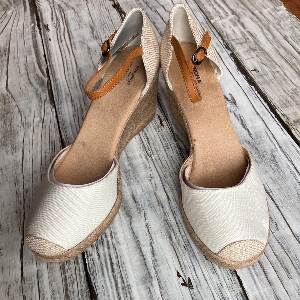 Sonoma Goods For Life® Gooseberry Women's Wedge Sandals. Non smoking home.